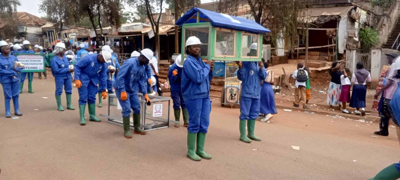Défilé de la filière Agriculture, banderole « Cycle des techniciens supérieurs d'agriculture BTS/HND ».
