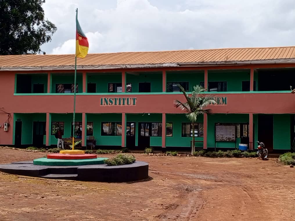 Le bâtiment principal de l'IESF sur le site de Yaguem-Foto.
