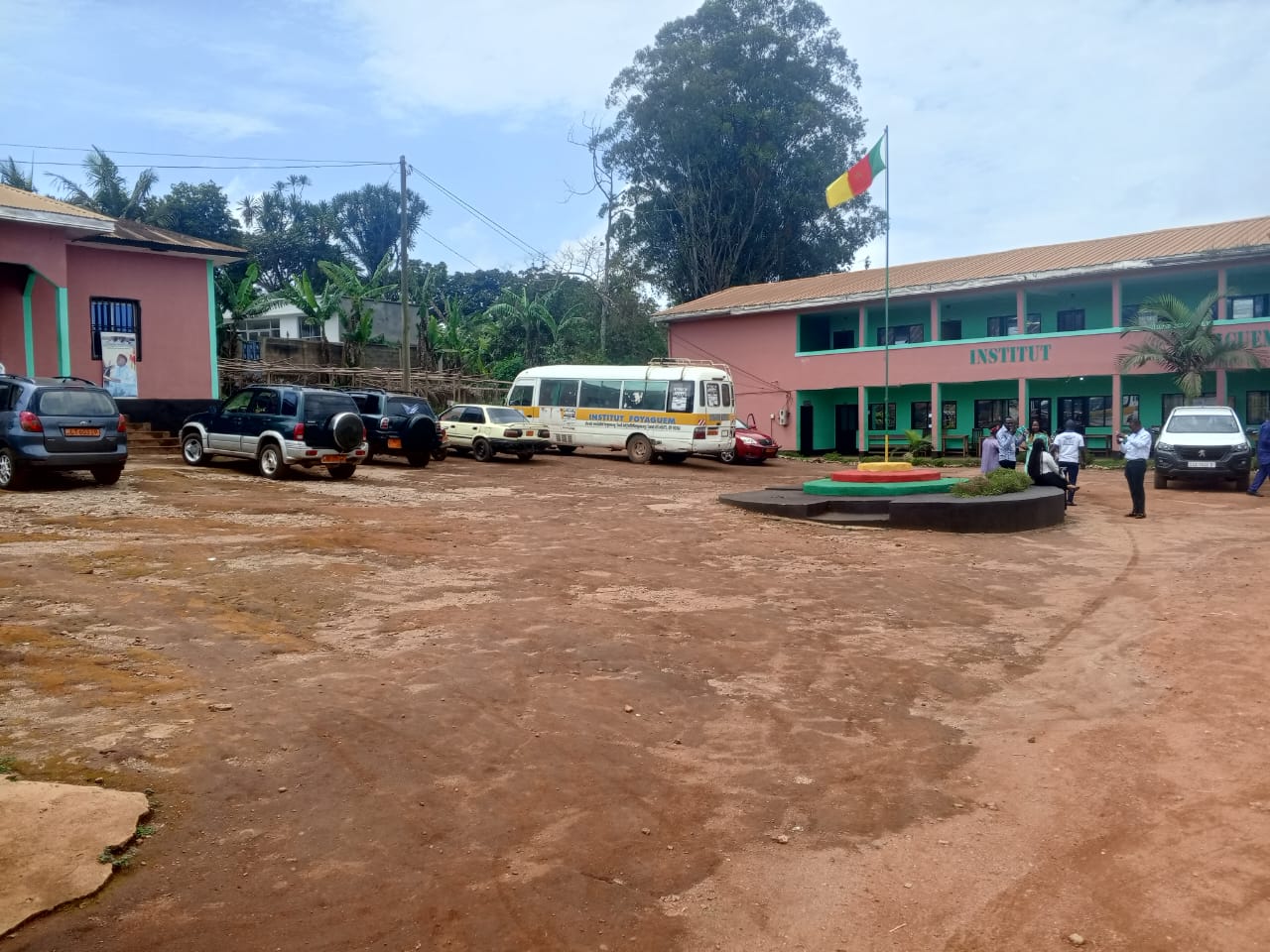 La cour de l’institut, le bus et le bâtiment principal.