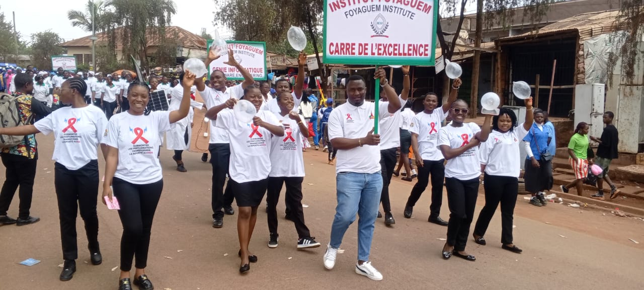 Défilé de la filière Génie Informatique sous la bannière « Carré de l'excellence ».