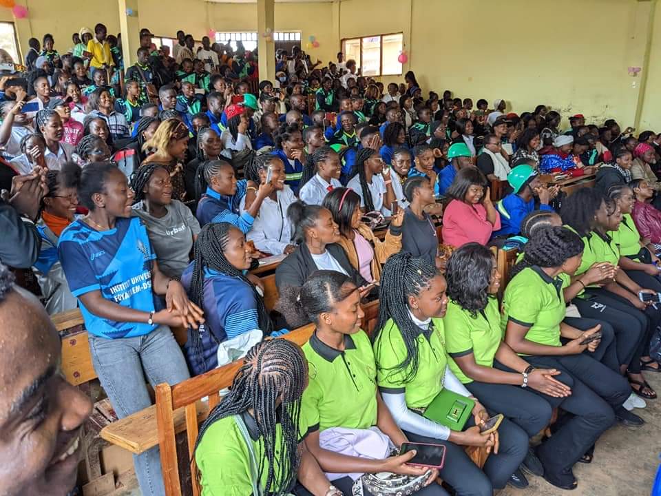 Étudiants en polos vert et bleu aux couleurs de leurs filières.