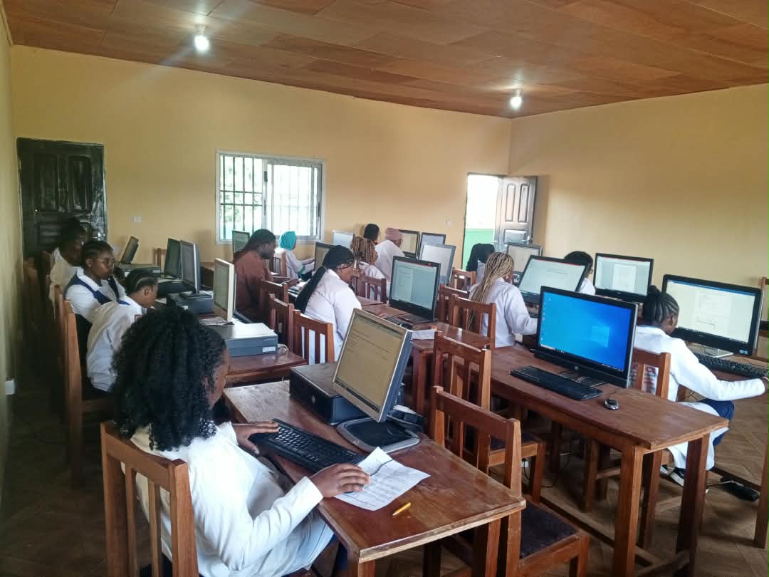 Travaux pratiques en salle informatique.