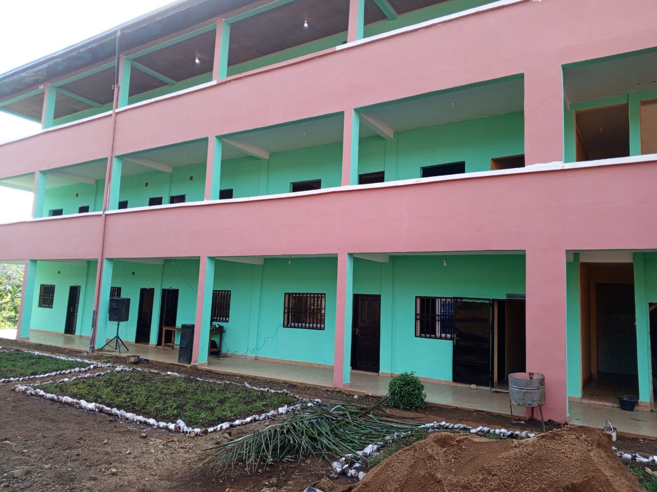 Le nouveau bâtiment de l'institut, coursives ouvertes sur trois niveaux.