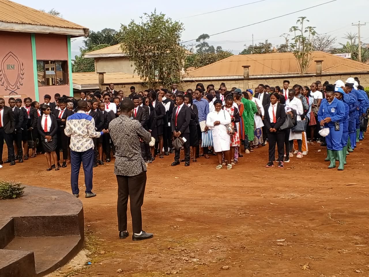 Rassemblement des étudiants dans la cour, chaque filière dans sa tenue réglementaire.