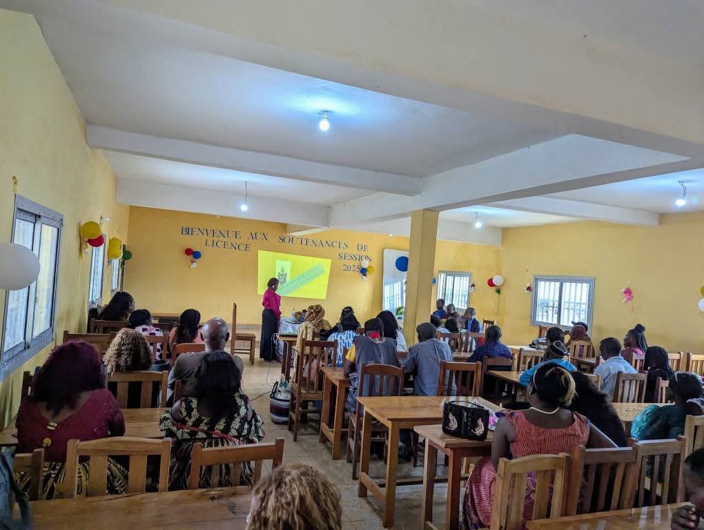 Salle de soutenance remplie, projection au mur, familles et enseignants réunis.