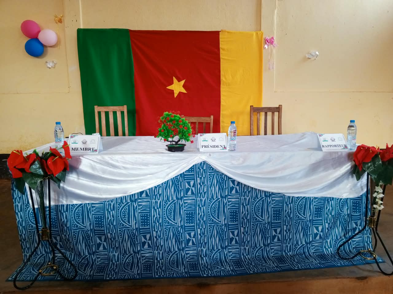 La table du jury dressée devant le drapeau national avant une soutenance.